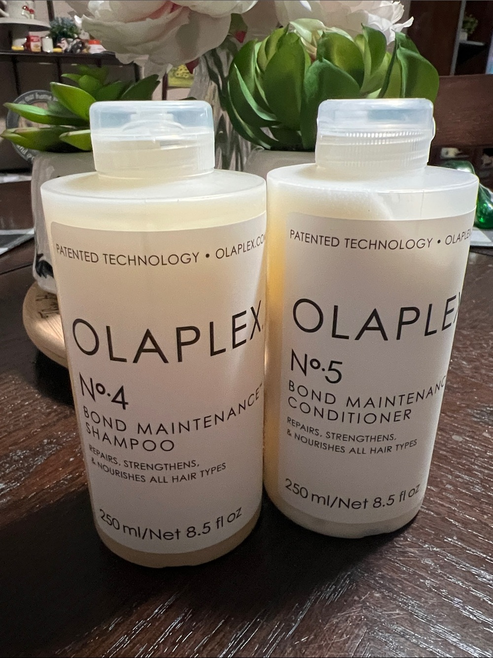 New OLAPLEX No.4 Shampoo & No.5 Conditioner — White